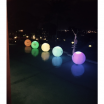 Ballon gonflable sur l'eau de nuit 