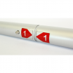 Détail de l'attache des tubes du totem tubulaire design